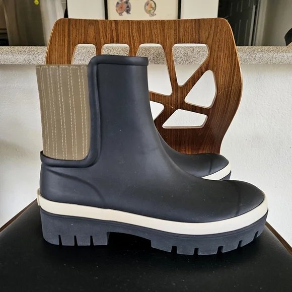 TORY BURCH BLACK HURRICANE RUBBER ALL WEATHER RAIN ANKLE BOOTS NWT - Picture 4 of 14